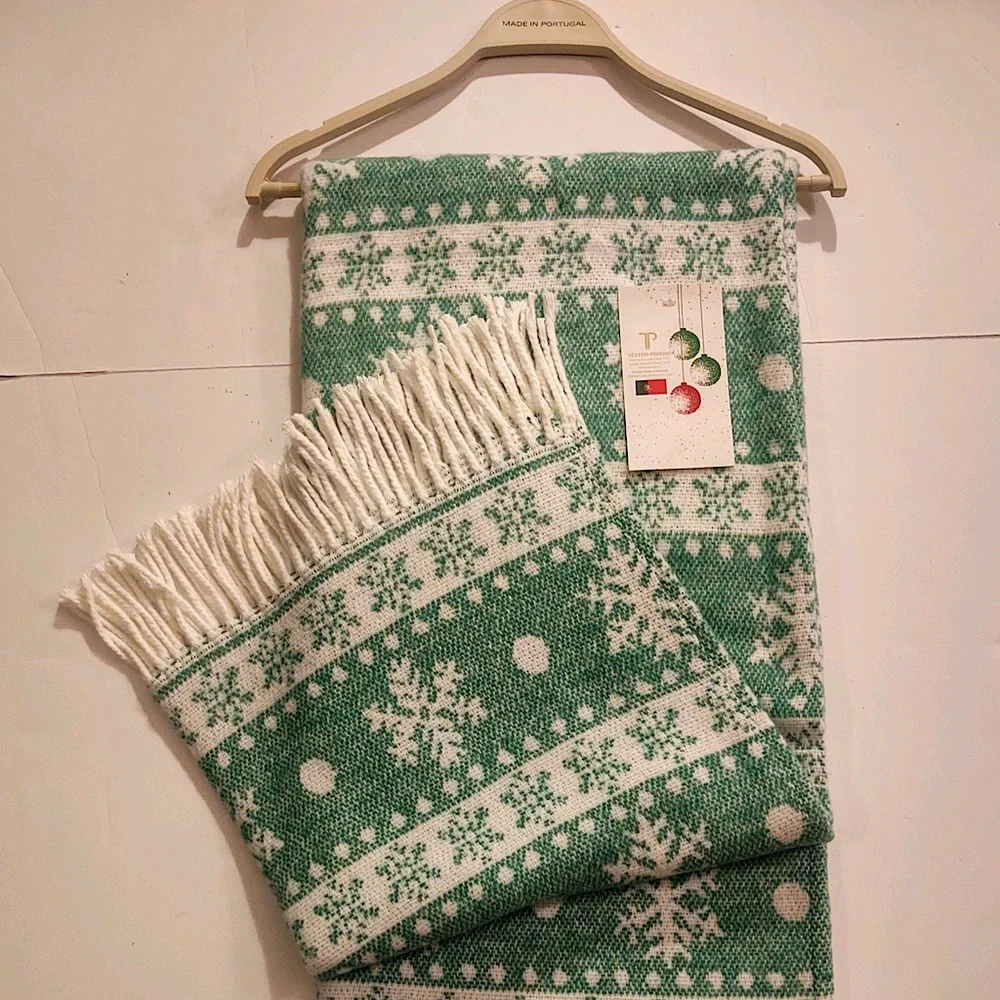 🎁Texteis Penedo Holiday Throw Blanket - Iced Green Snowflakes